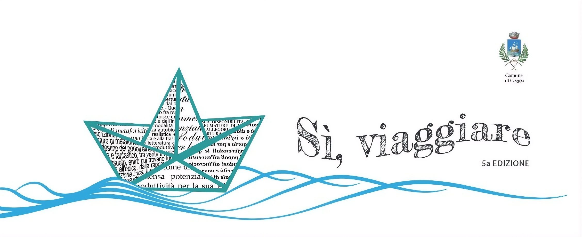 Logotip dogodka \"Sì, viaggiare\" z ilustracijo papirnate ladjice, sestavljene iz besedila, nad modrimi valovitimi črtami, ob grbu občine v desnem zgornjem kotu.
